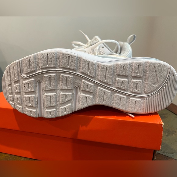 Like New Women’s Nike Air Max - Picture 2 of 9